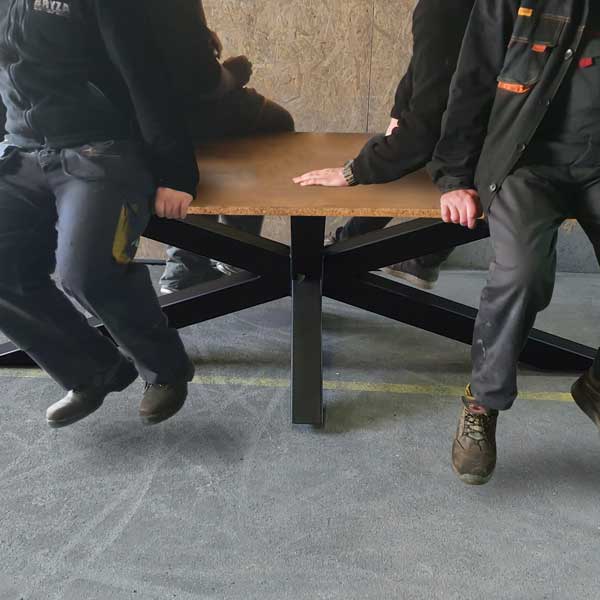 Детайлно изображение на геометрията Double X от RWGMETAL. Конструкцията, изработена от стоманени профили 80x40 мм с изцяло заварени връзки, осигурява максимална торсионна якост. Висококачественото прахово покритие служи като издръжлив защитен слой и подчертава модерния индустриален дизайн за трапезни и конферентни маси.