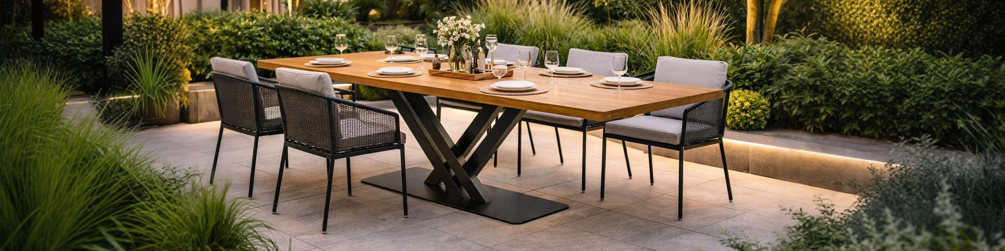 Massives Tischgestell Metall VERA in Doppel X Form mit Holztischplatte im Esszimmer