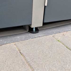 Mülltonnenboxen von RWGMETAL mit Stellfüßen
