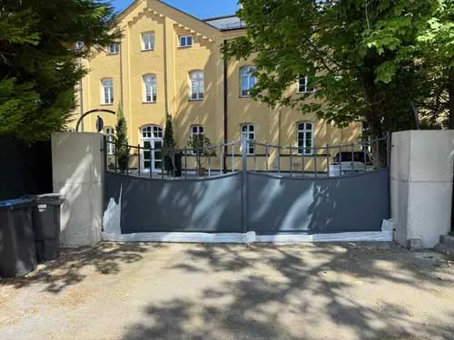 Maßgeschneiderte Gartentore und Zäune