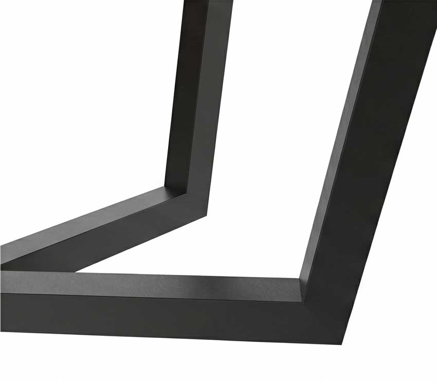 Detailopname van een zwart metalen vierkant frame van een tafel- of stoelonderstel.