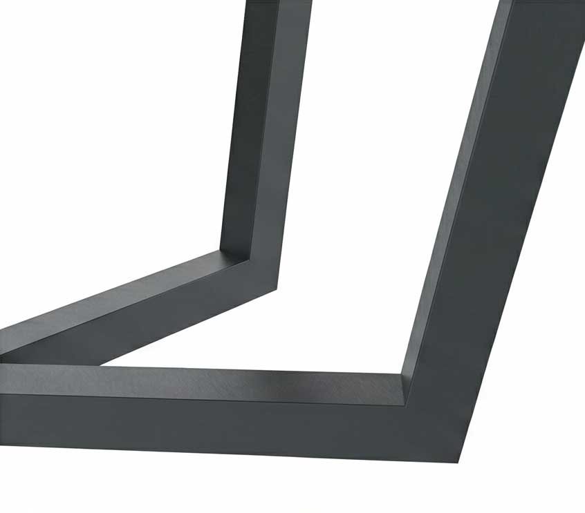 Detailopname van een donkergrijze metalen tafel- of bureauframehoek, waarop de hoekige poten te zien zijn die een rechthoekige basis vormen.