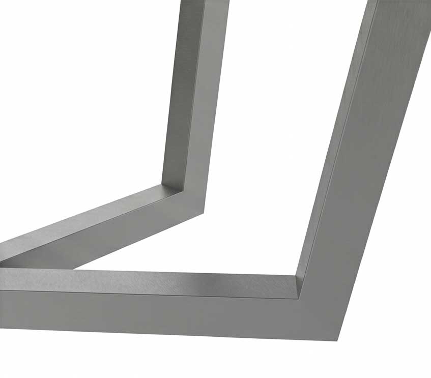 Detailopname van een geborsteld metalen vierkant frame dat een rechte hoek vormt.