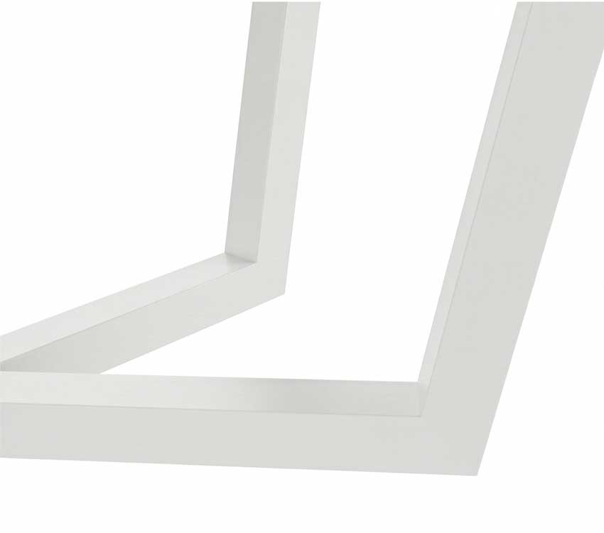 Detailopname van een witte metalen framehoek die een rechte hoek vormt in een minimalistisch ontwerp.