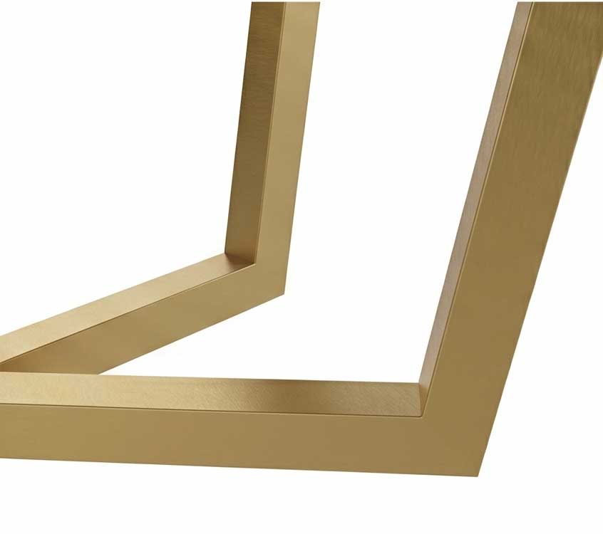 Detailopname van goudkleurige metalen poten die een geometrisch frame vormen, waarschijnlijk onderdeel van een tafel.