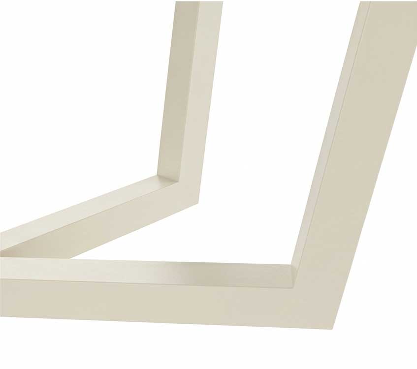Detailopname van een hoek van een wit metalen meubelframe, gevormd door vierkante buizen (rechthoekige poten).