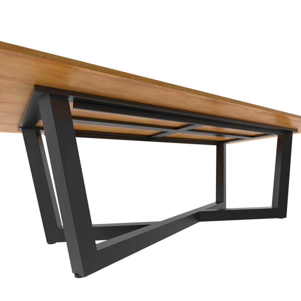 Schuin close-up van een houten tafelblad met een zwart metalen frame en poten (modern bureau-/tafelontwerp).