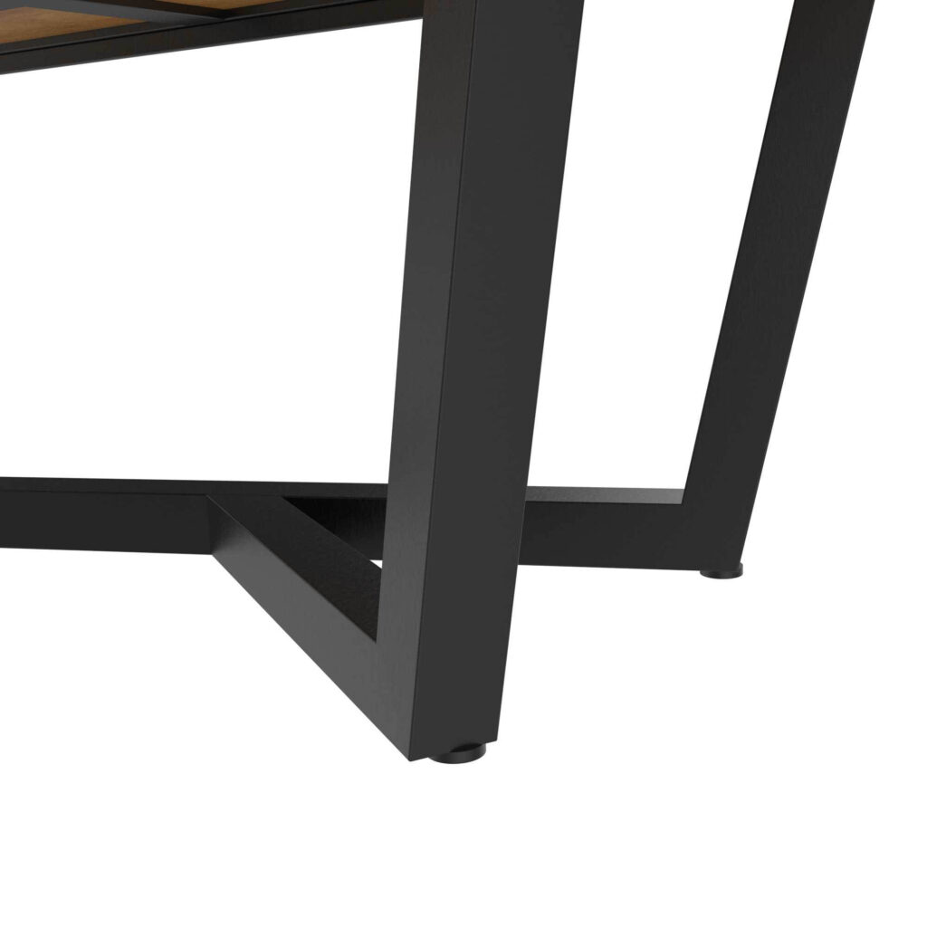 Detailopname van een zwart metalen stoelframe met een houten oppervlak, waarop een poot en een ronde voetkap te zien zijn tegen een witte achtergrond.