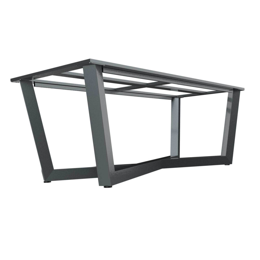 Gedeeltelijk zicht op een grijze metalen bedframe-achtige constructie met schuine poten tegen een witte achtergrond.